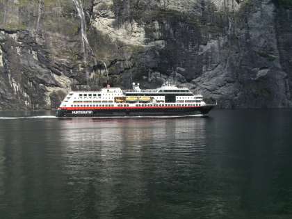 NORWESKIE WYBRZEŻE: REJS HURTIGRUTEN - NA PÓŁNOC/POŁUDNIE